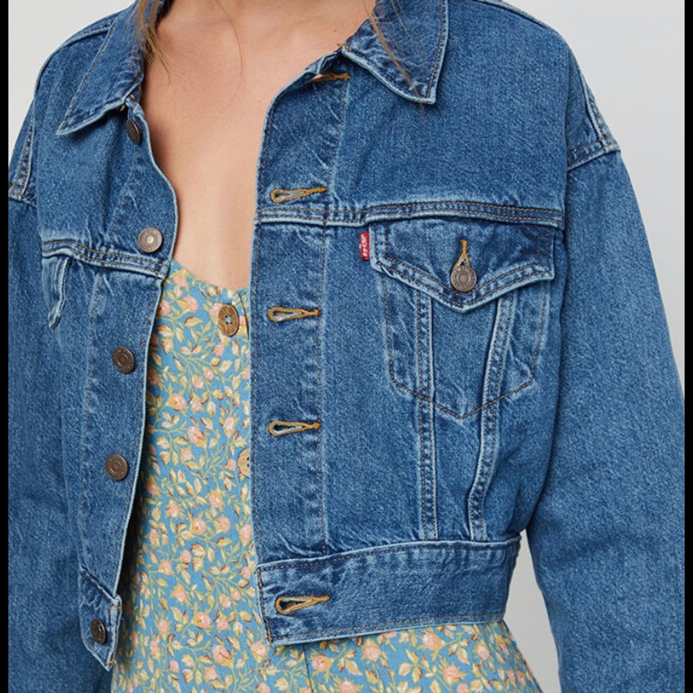 cropped levi’s jacket